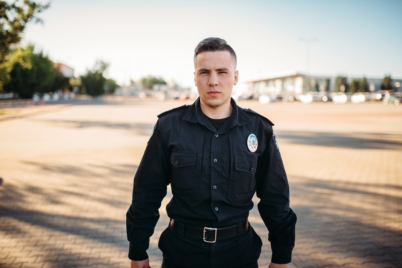 Молодой парень американский полицейский